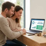 Couple souriant devant un écran d'ordinateur affichant 12 500 € d'économies et un prêt immobilier remboursé plus tôt, avec tirelire.
