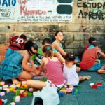 Calendrier de vacances scolaires et enveloppes budget pour organiser les frais de garde d’enfant.