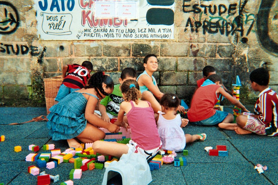 Calendrier de vacances scolaires et enveloppes budget pour organiser les frais de garde d’enfant.